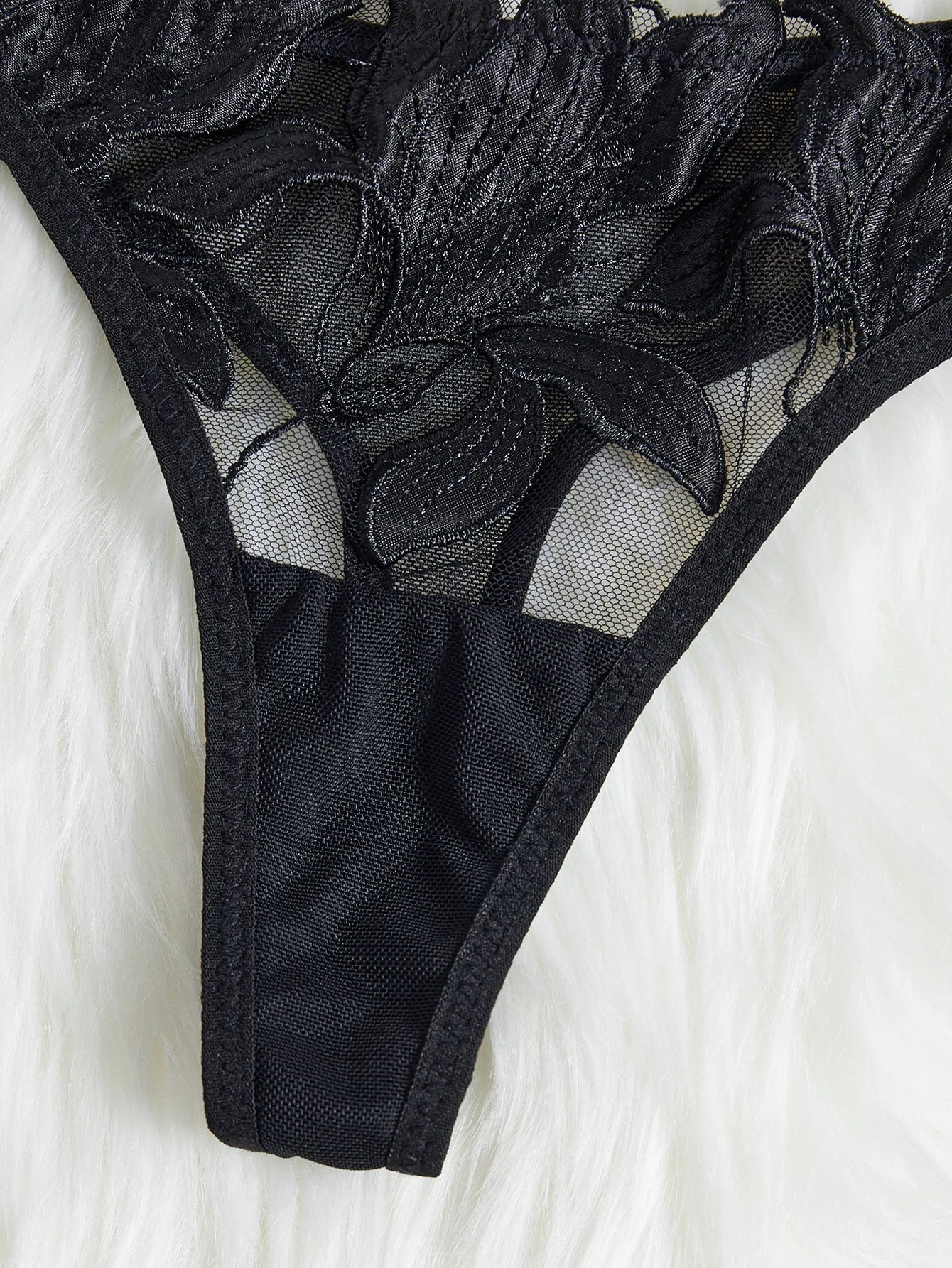 Vista traseira da lingerie Valentine, sensualidade e beleza em todos os Γ’ngulos.