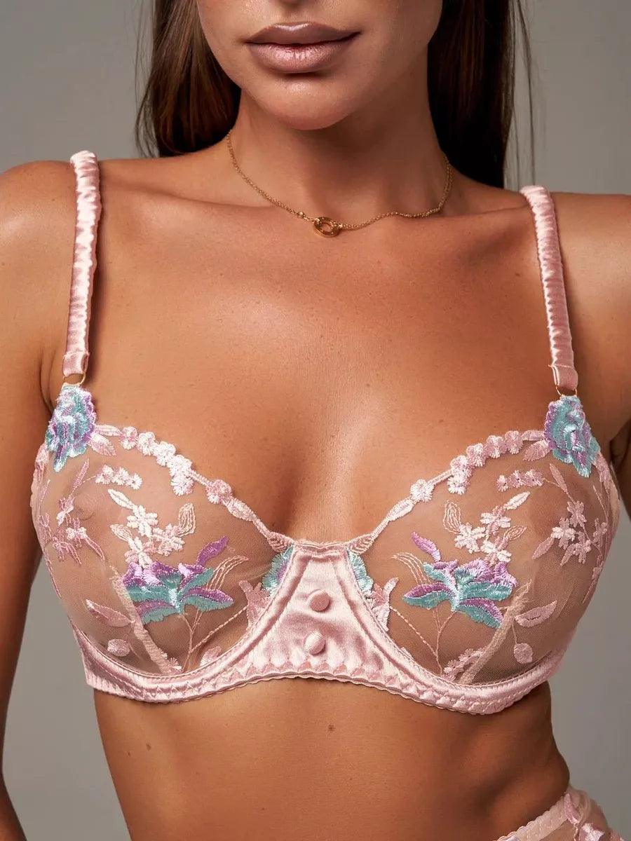 Acabamento em cetim da lingerie Wonder Flora, conforto e sofisticação.